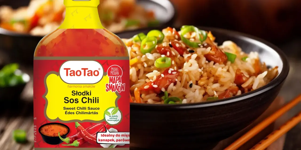 Butelka słodkiego sosu chili TaoTao obok miski ryżu po azjatycku. Idealny do mięs, kanapek, parówek.