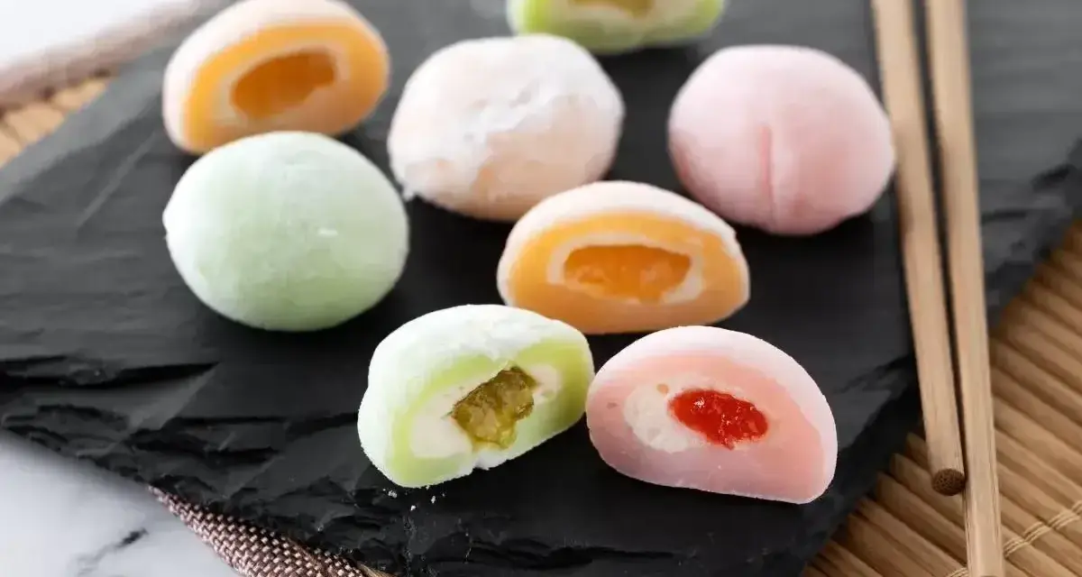 Kolorowe mochi z nadzieniem owocowym. Idealny mochi przepis na deser.