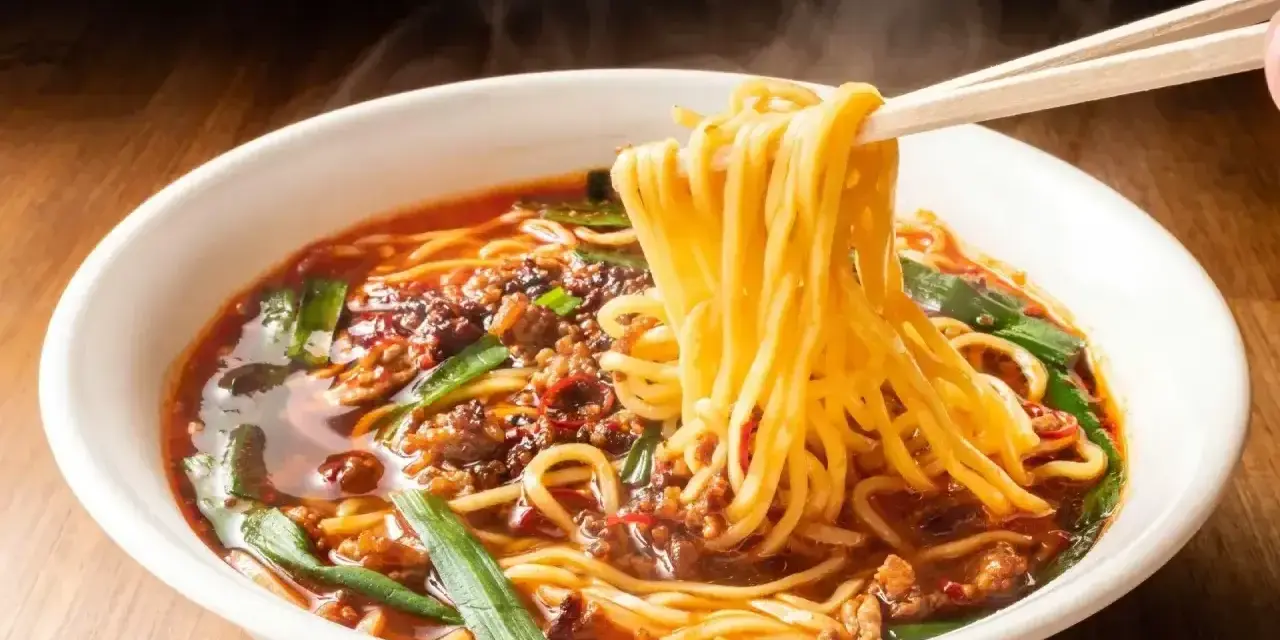 Gorące, parujące kluski unoszone pałeczkami z miski pełnej aromatycznego bulionu z mięsem i szczypiorkiem. Tak smakuje ramen!