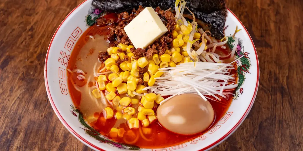 Misowa zupa ramen z mielonym mięsem, kukurydzą, kiełkami fasoli, jajkiem i kawałkiem masła.