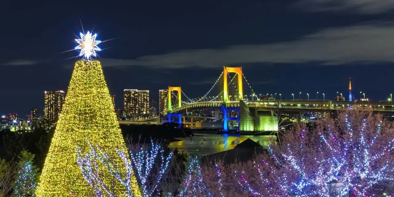Świąteczna choinka i most tęczowy w Tokio. To magiczne boże narodzenie w japonii, gdzie światła miasta tworzą niezwykły klimat.