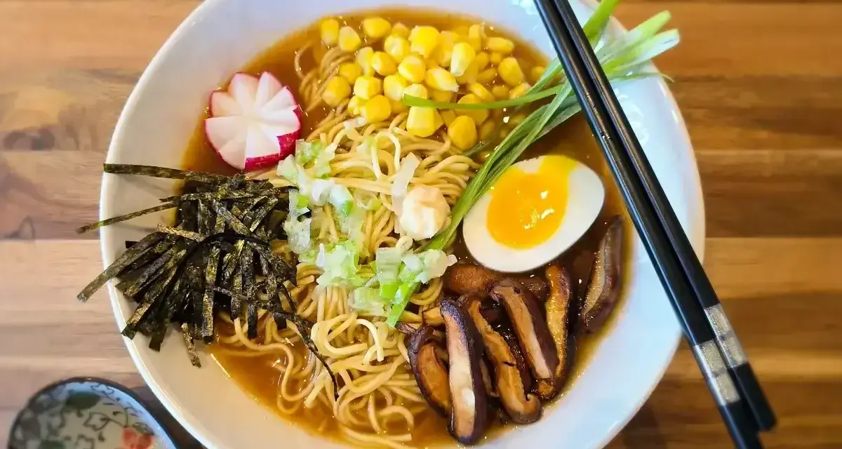 Aksamitny ramen z mlekiem kokosowym, z jajkiem, grzybami shiitake, kukurydzą, rzodkiewką i nori.