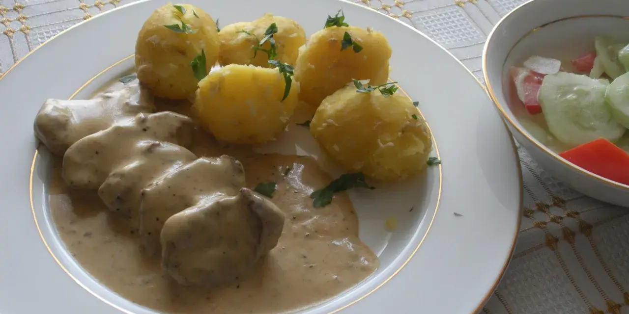 Polędwiczki w sosie sojowym z ziemniaczkami i surówką. Pyszny obiad gotowy!