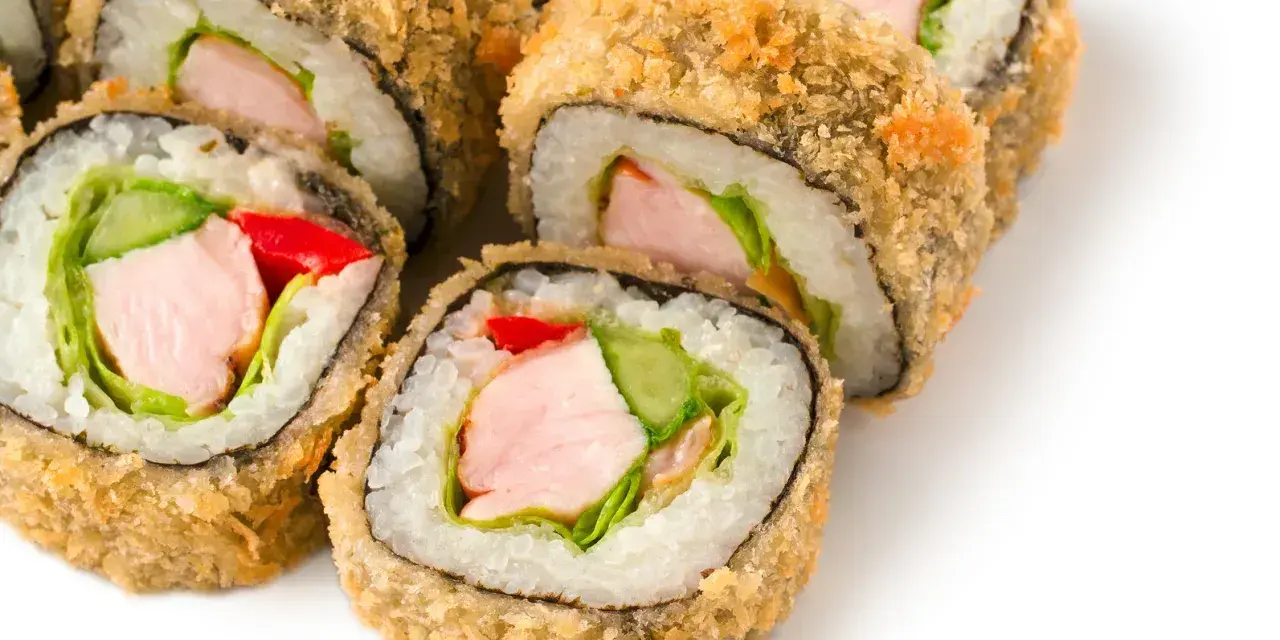 Chrupiące rolki sushi w tempurze z kurczakiem, ogórkiem i papryką. Idealne na przekąskę.