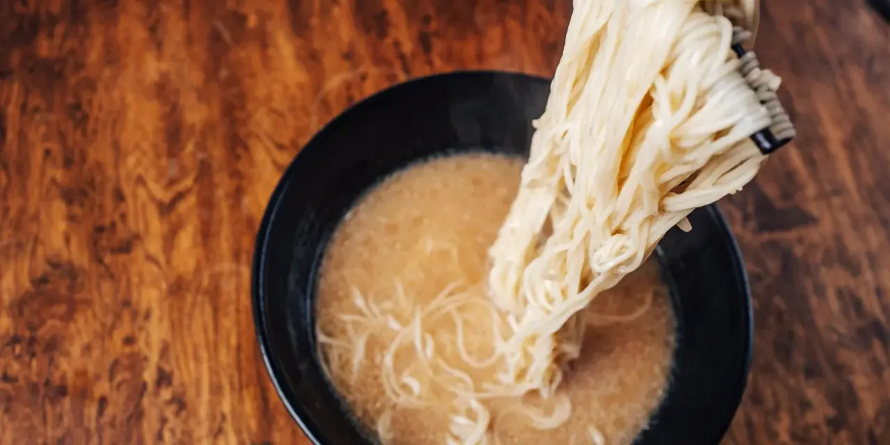 Para pysznego ramen, jaki makaron do ramen? Ten jasny, cienki makaron idealnie pasuje do bulionu.