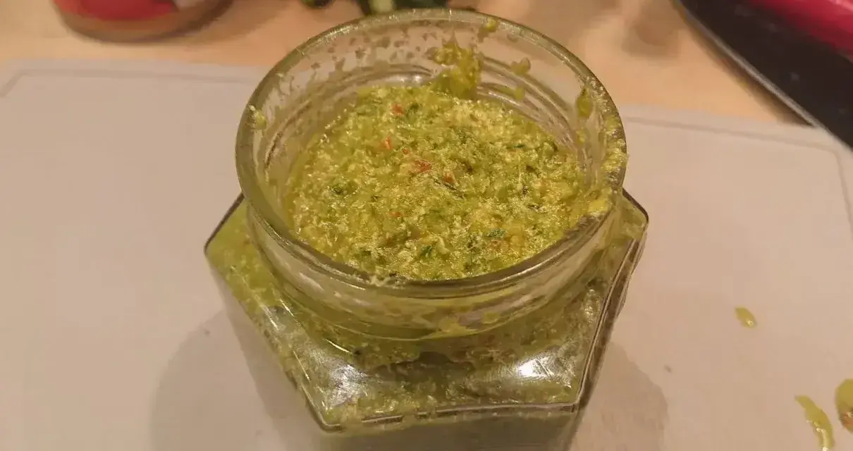 Domowa zielona pasta curry, idealna do dań z kurczakiem. Przepis na pastę curry jest prosty!