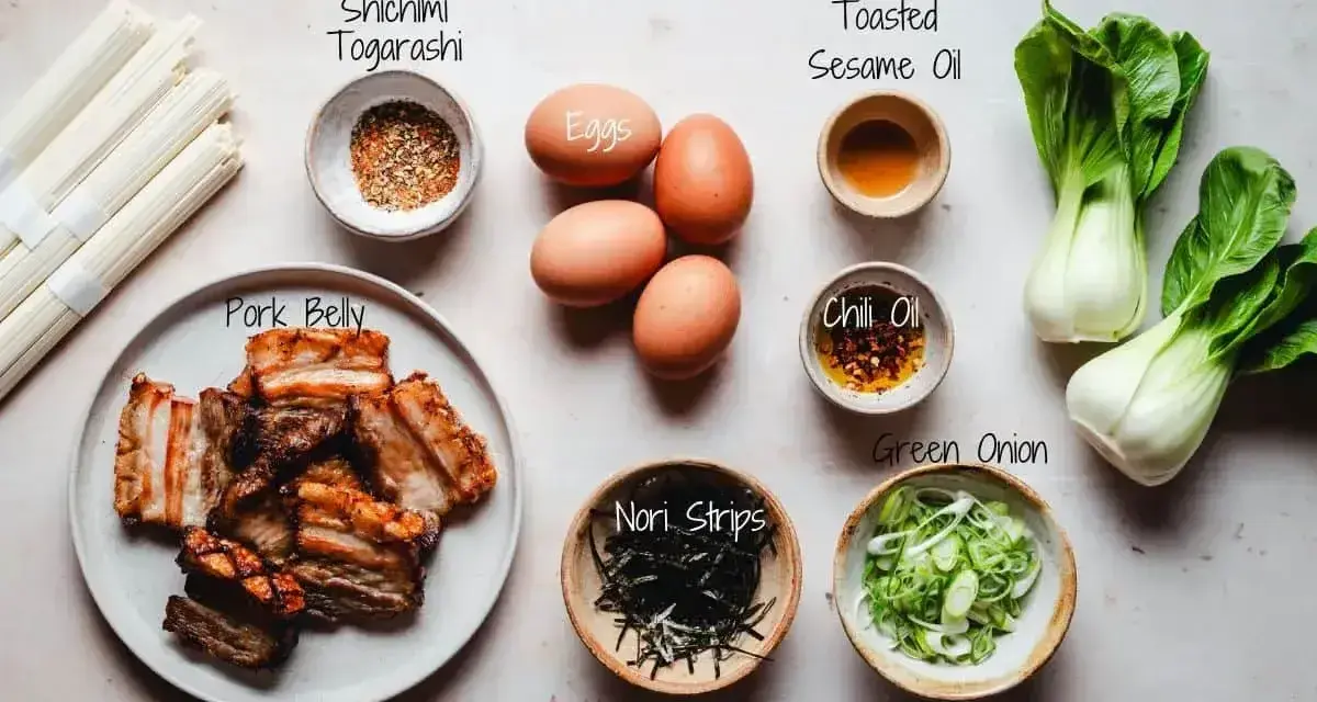 Składniki do ramen miso: makaron, jajka, boczek, pak choi, nori, cebula, shichimi togarashi, olej sezamowy i chili.