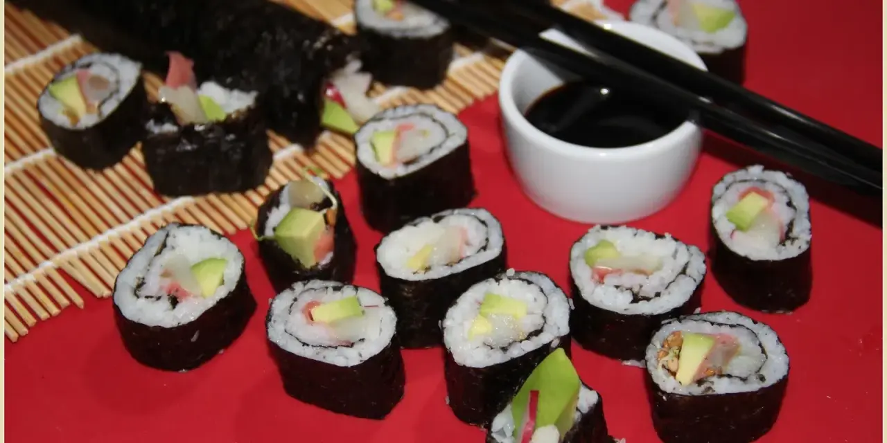 Pyszne sushi ze śledziem, awokado i rzodkiewką, przygotowane na weekendowy wieczór.