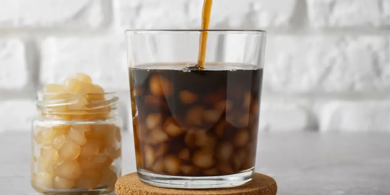 Kulki w bubble tea, widoczne w słoiczku i w szklance, to zazwyczaj tapioka.