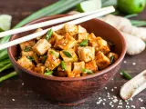 Miseczka pysznego, glazurowanego tofu z sezamem i szczypiorkiem. Zastanawiasz się, ile kcal ma tofu? To zdrowe i sycące danie!
