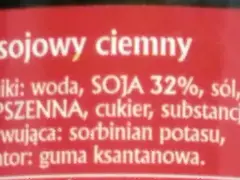 Sos sojowy ciemny. Składniki: woda, SOJA 32%, sól, mąka PSZENNA, cukier, substancja konserwująca: sorbinian potasu, emulgator: guma ksantanowa.