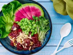 Kolorowe poke bowls z tuńczykiem, edamame, rzodkiewką i kiełkami. Pyszne i zdrowe danie.