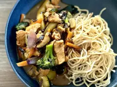 Pyszne dania z sosem teriyaki: kurczak z warzywami i makaronem.