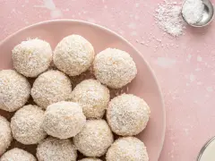 Słodkie kulki w cieście kokosowym, idealne na deser. Wyglądają jak małe śnieżne kuleczki.