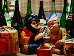 Figurki tanuki i starca z sake. Dowiedz się, jak pić sake, by poczuć japoński klimat.