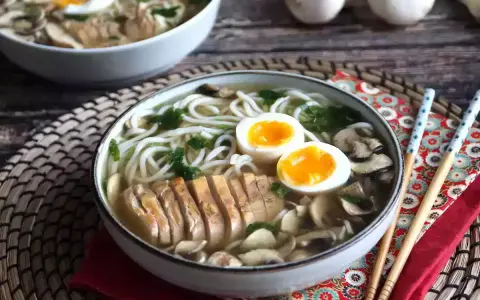 Pyszne ramen z kurczakiem, jajkiem na pół i grzybami. Aromatyczny bulion i delikatny kurczak tworzą idealne danie.