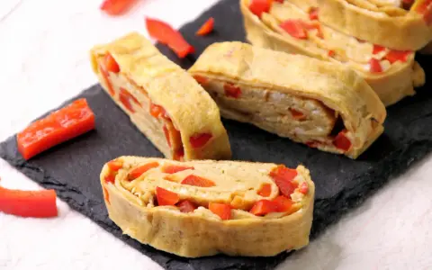 Roladki z jajek z papryką, czyli tamago co to. Smaczna przekąska na zimno lub ciepło.