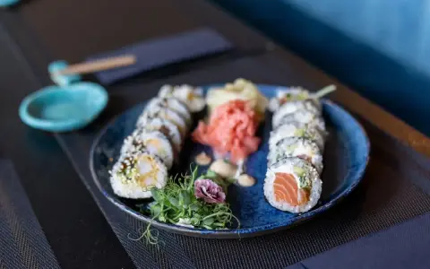 Talerz sushi z łososiem i krewetkami. Czy sushi jest ciężkostrawne? Zależy od składników, ale to danie wygląda apetycznie i lekko.