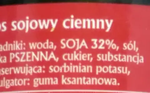 Sos sojowy ciemny. Składniki: woda, SOJA 32%, sól, mąka PSZENNA, cukier, substancja konserwująca: sorbinian potasu, emulgator: guma ksantanowa.