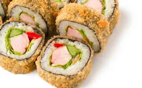 Chrupiące rolki sushi w panko z kurczakiem, ogórkiem i papryką. Idealne na przekąskę.