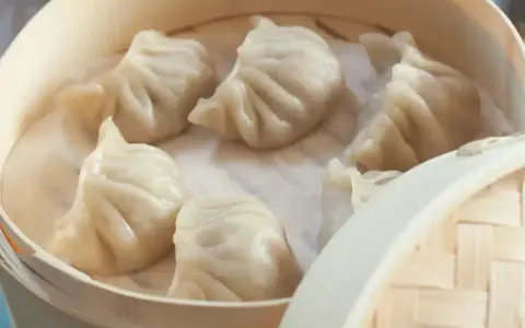 Gorące, parujące pierożki chińskie w bambusowym parowniku. Delikatne ciasto i soczyste nadzienie kuszą smakiem.