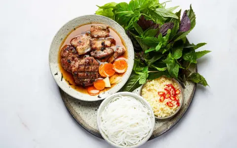 Pyszny bun cha przepis: grillowane mięso w sosie, makaron ryżowy, świeże zioła, czosnek i chili.