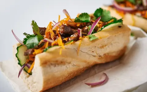 Pyszny banh mi przepis: bagietka z wołowiną, ogórkiem, marchewką, czerwoną cebulą i kolendrą.
