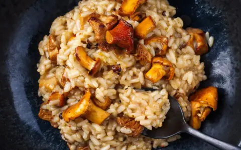 Kremowe risotto z kurkami – szybki i pyszny pomysł na obiad. Idealne, gdy chcesz wiedzieć, co można zrobić z ryżu na szybko.