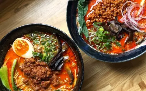 Dwa aromatyczne ramen rodzaje: jeden z jajkiem i mielonym mięsem, drugi z mielonym mięsem, bakłażanem i cebulą.