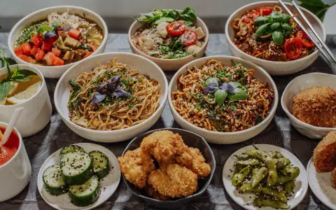 Bogactwo tajskich przekąsek: makarony, chrupiące kąski, edamame i orzeźwiający napój.