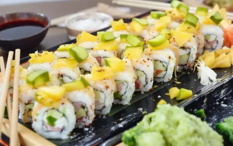 Pyszne rolki sushi z mango i awokado, idealne na letnie popołudnie. Szukasz tykwa przepisy? Te rolki to świetny pomysł!