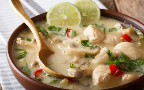 Pyszna zupa tajska z kurczakiem, grzybami i chili. Idealna na chłodne dni, gdy chcesz wiedzieć, jak zrobić zupę tajską.