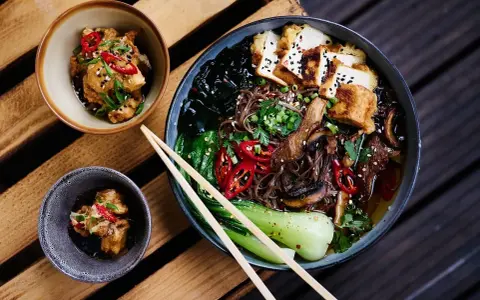 Aromaticzne curry ramen z tofu, grzybami i warzywami.