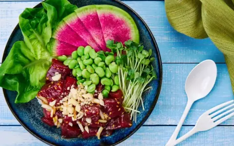 Kolorowe poke bowls z tuńczykiem, edamame, rzodkiewką i kiełkami. Pyszne i zdrowe danie.