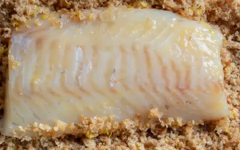 Filet ryby w panko, gotowy do smażenia. Chrupiąca panierka to sekret, jak panierować w panko, by uzyskać idealny smak.