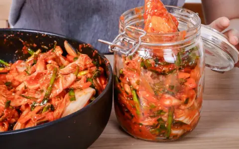 Mieszanka do kimchi w misce i słoiku, gotowa do fermentacji. Prosty sposób, jak zrobić kimchi w domu.