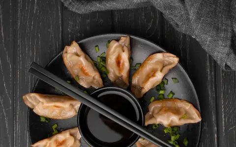Pyszne pierogi z kimchi, idealne do maczania w sosie. Zobacz nasz przepis na te pikantne pierożki!