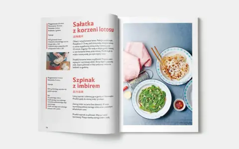 Sałatka z korzeni lotosu i szpinak z imbirem – dwa chińskie dania. Krążki lotosu blanszowane i doprawione, obok zielony szpinak z imbirem.