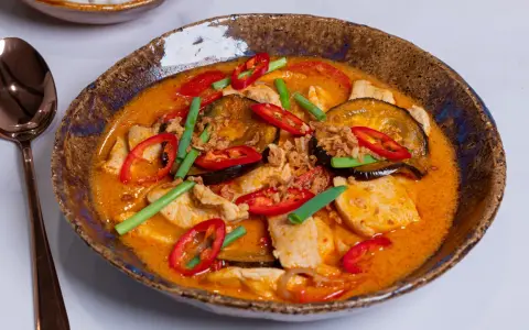 Aksamitne curry po tajsku z kurczakiem, bakłażanem, pomidorkami i ostrą papryczką.