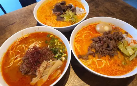 Trzy miski aromatycznego ramen z wołowiną, jajkiem i warzywami. Idealne na chłodny wieczór, smakują jak bbq ramen.