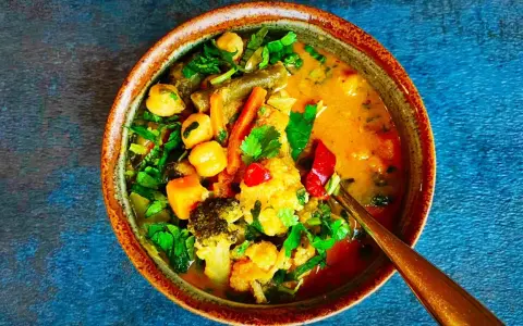Aksamitne tajskie curry z warzywami: brokuły, kalafior, marchewka i ciecierzyca w aromatycznym sosie.