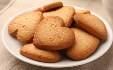 Stos ciastek z miso w kształcie serc, idealnych na prezent.