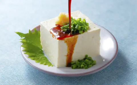 Chłodne tofu z sosem sojowym, szczypiorkiem i imbirem. Proste japońskie przekąski przepisy na lato.