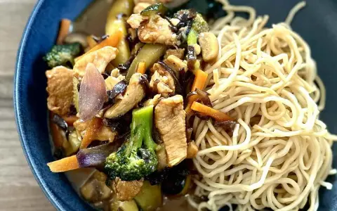 Pyszne dania z sosem teriyaki: kurczak z warzywami i makaronem.