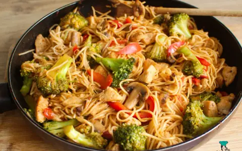 Pyszny stir fry z kurczakiem, brokułami i papryką. Idealny przepis na szybki obiad.