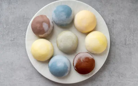 Kolorowe mochi, popularny składnik potraw japońskich, ułożone na talerzu.