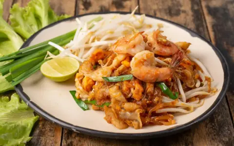Pad Thai z krewetkami, kiełkami i limonką. Pyszne tajskie przepisy na talerzu.