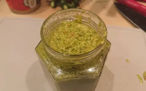 Domowa pasta curry jak zrobić? Zielona, aromatyczna masa w słoiku, gotowa do użycia.