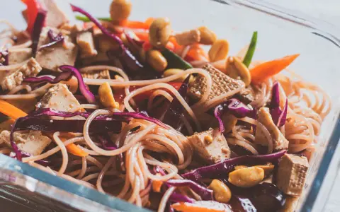 Kolorowa sałatka z makaronem vermicelli, tofu, orzeszkami ziemnymi i warzywami.