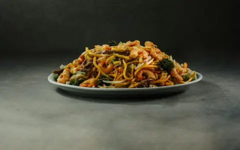 Pyszne danie z makaronem, krewetkami, wołowiną i warzywami. Idealny yakisoba przepis na obiad.